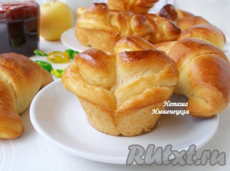 Вкусные, сдобные, сладкие булочки из дрожжевого теста готовы.
