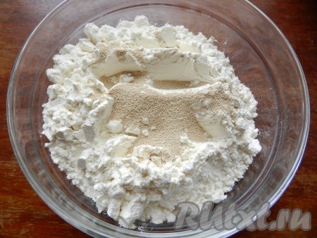 Дрожжи смешать с мукой.