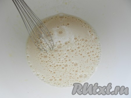 Влить ряженку, перемешать. Ряженка для теста не должна быть холодной.