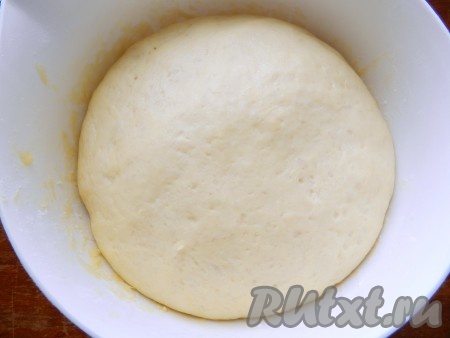 Через 1-1,5 часа дрожжевое тесто подойдет, значительно увеличится в объеме. Такое тесто готово к работе.
