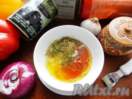 Приготовить маринад для курицы. Для этого чеснок пропустить через пресс, смешать с солью, перцем, паприкой, орегано. Добавить мёд и оливковое масло. С лайма (или лимона) снять цедру и выдавить сок и тоже добавить в маринад. Все перемешать.
