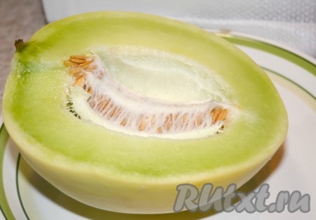 Дыню очистить от внутренностей и нарезать на кусочки. Кусочки могут быть любые, как вам нравится, так и нарежьте.