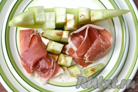 На тарелку выложить кусочки нарезанной дыни, кусочки хамона и капнуть немного бальзамического уксуса, он сбалансирует вкус. Эта несложная закуска из хамона с дыней приятно удивит вас замечательным вкусом.