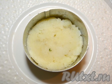 Взять кольцо сервировочное (необязательно) и в него плотно уложить картофель.