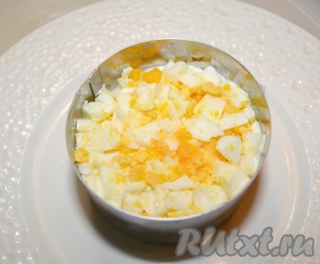 Поверх картофеля уложить измельченное яйцо вкрутую. Также плотно утрамбовать. Промазать.