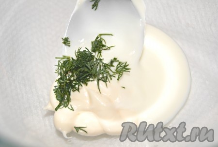 Майонез смешать со сметаной, добавить мелко нарезанный укроп и соль. Смазывать понемногу каждый слой, уложенный в кольце.