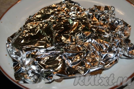 Накрыть мясо фольгой на 10 минут, чтобы оно стало мягче.