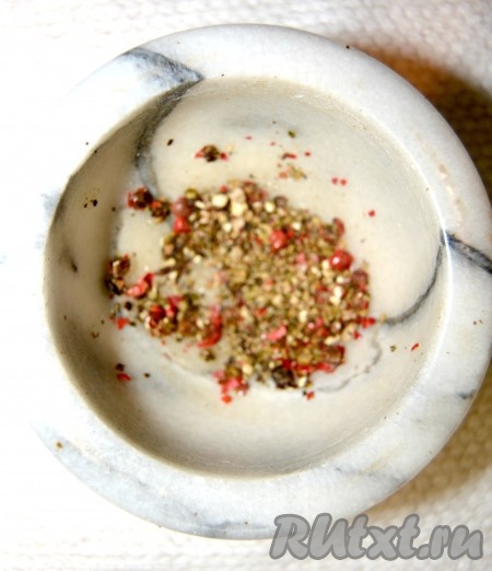 Смесь перцев разместить в ступке и измельчить.