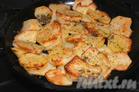 По мере готовности картофеля, когда он приобретет золотистую корочку, примерно через 25 минут, вытащить сковородку с картофелем из духовки.
