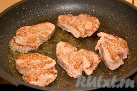 Вырезку нарезать на порционные кусочки, толщиной примерно 1,5-2 см. Обсыпать со всех сторон сторон солью и измельченной смесью перцев, смазать слегка растительным маслом. Выложить говядину на раскаленную сковородку и обжарить в смеси сливочного и растительного масел примерно по 3-4 минуты с каждой стороны.
