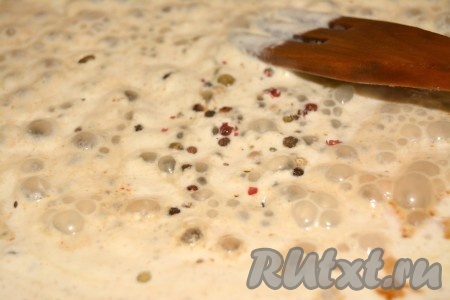 Добавить в сливки еще перец разных сортов.