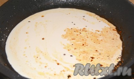 Прогреть соус, постоянно помешивая. Через 5 минут соус будет готов.
