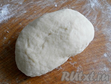 Рабочую поверхность смазать немного маслом, выложить тесто и, постепенно подсыпая оставшуюся муку, вымешивать тесто, пока оно перестанет прилипать к рукам. В то же время тесто должно остаться мягким и эластичным. Сразу же накрыть тесто пищевой пленкой (быстро сохнет).
