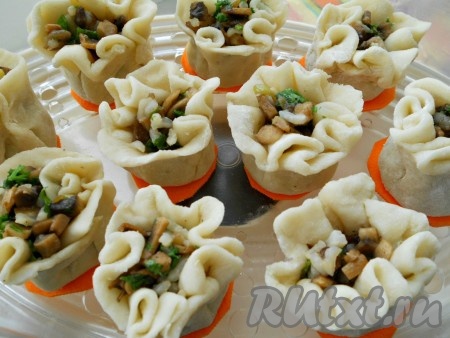 Морковь очистить и нарезать средней толщины кружками. В пароварке довести воду до кипения. Каждый китайский пельмень Шаомай поставить на кружок моркови и разместить в пароварке. Морковь не даст пельменям прилипнуть к поверхности и при подаче блюдо смотрится красиво. Варить китайские пельмени Шаомай&nbsp;6-8 минут на пару. Подать можно с любимым соусом.
