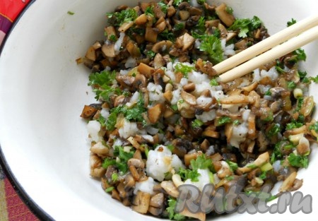 Грибы остудить, добавить отварной рис, хорошо перемешать.
