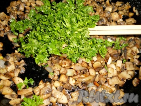 Шампиньоны и лук нарезать мелкими кусочками. В сковороде разогреть масло, поместить в него кусочек имбиря и чуть придавленный зубчик чеснока. Немного обжарить и убрать со сковороды. Сразу же выложить в масло лук и грибы. Добавить соевый соус, сахар, поперчить, влить вино. Тушить 10-15 минут. Петрушку измельчить и смешать с грибами.
