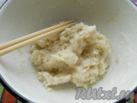 Половину муки и крахмал смешать. &nbsp;Вливать постепенно кипяток, быстро замешивая тесто (тесто должно быть довольно клейкое). Пропорция муки и крахмала (для приготовления большего или меньшего количества пельменей) всегда должна быть 3:1.
