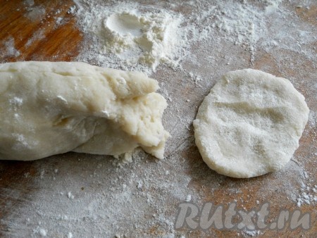 Разделить тесто на 3-4 части. Каждую - скатать колбаской. Отщипывать небольшие кусочки. Приплюснуть рукой.
