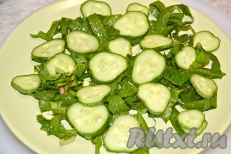 Огурец свежий нарезать кружочками и уложить поверх салата.