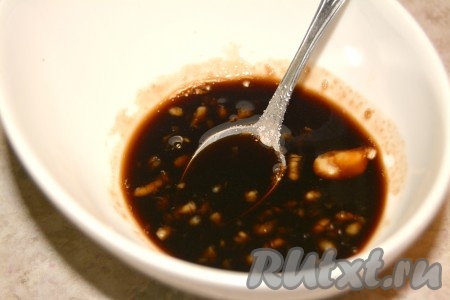 Пока баклажаны запекаются в духовке, можно приготовить соус. Для этого смешать в мисочке все составляющие соуса и размешать.