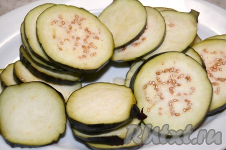 Нарезать баклажаны на кружочки толщиной 5 мм.