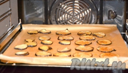 Противень с баклажанами отправить в заранее нагретую до 200 градусов духовку, примерно на 25 минут.