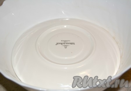 Накрыть миску с баклажанами тарелкой, поставить небольшой груз и отправить миску в холодильник на несколько часов.