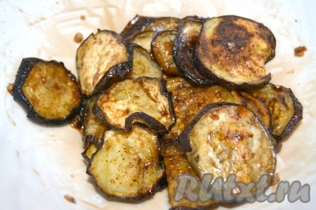 Добавить в миску к баклажанам медовый соус и размешать.