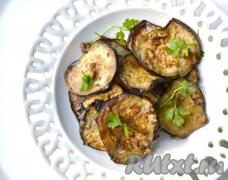 Через несколько часов баклажаны с медом будут готовы. Можно пробовать!