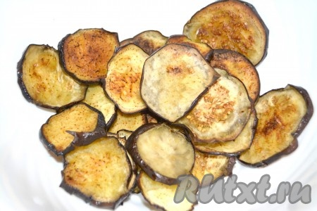 Готовые запеченные баклажаны выложить в миску, в которой они будут дальше готовиться.