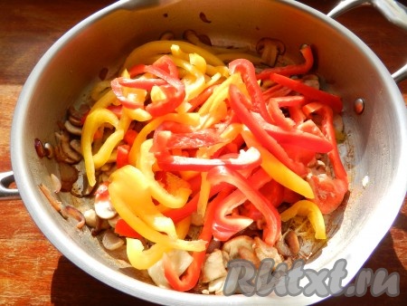 К грибам, обжаренным с луком, выложить болгарский перец, нарезанный на полоски, посолить, добавить специи и пропущенный через пресс чеснок, перемешать и готовить овощи с шампиньонами 5 минут, время от времени помешивая.