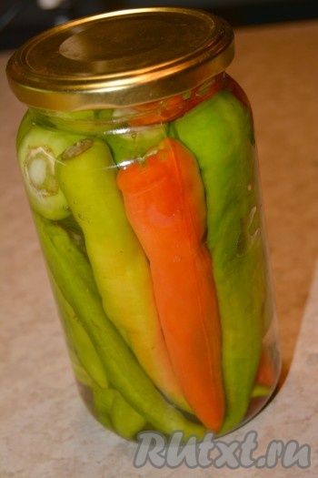 Вскипятить воду и кипящей водой залить банки с перцем. Закрыть банки крышками и оставить на 5 минут.