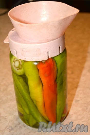 Через 5 минут слить половину воды из банки.