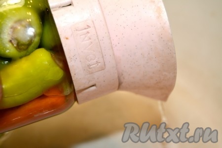 Через 5 минут слить половину воды из банки.