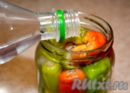 Долить прямо в банку уксус, до самого верха.