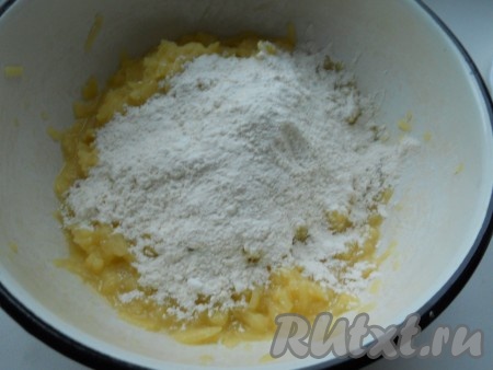 В просеянную муку добавить крахмал, перемешать. Яичную смесь добавить к картофелю и постепенно всыпать мучную смесь.