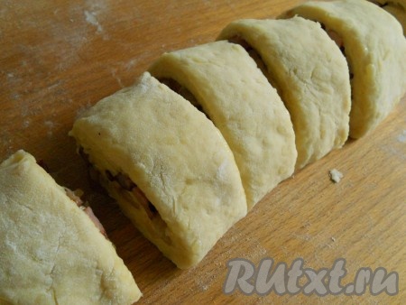 Свернуть в рулет и нарезать на куски (длиной около 4-5 см).