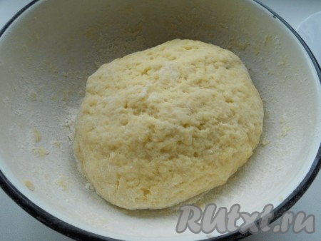 Замесить нетугое тесто, но чтобы и к рукам не липло.
