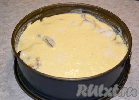 Шарлотка со сливами готова отправиться в духовку. Сверху можно присыпать сахарным песком (1-2 столовые ложки).