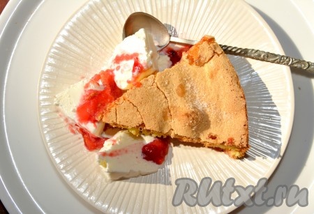 Можно добавить мороженое и полить сливовым соком, который вытечет из шарлотки.