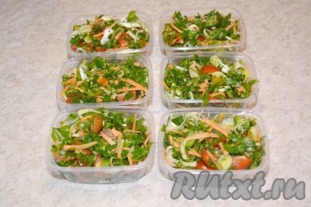 Разложить готовую овощную смесь по контейнерам.