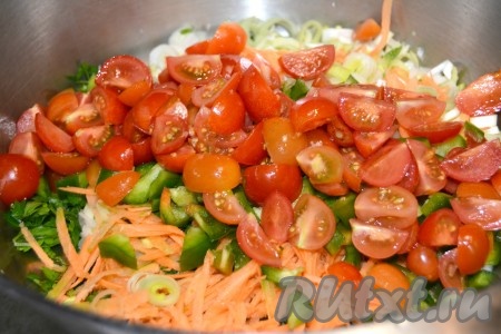 Помидоры мелко нарезать и добавить в миску.