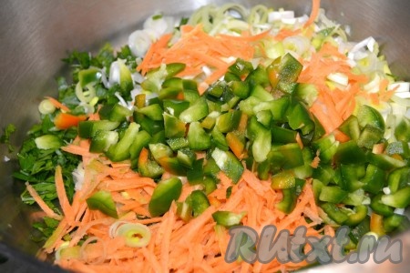 Перец сладкий мелко нарезать и добавить к овощной смеси.
