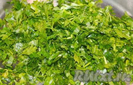 Все овощи нужно помыть и обтереть. В большую миску нарезать зелень (у меня петрушка).
