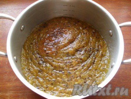 Пропустить сливы через мясорубку, чтобы получилось пюре.