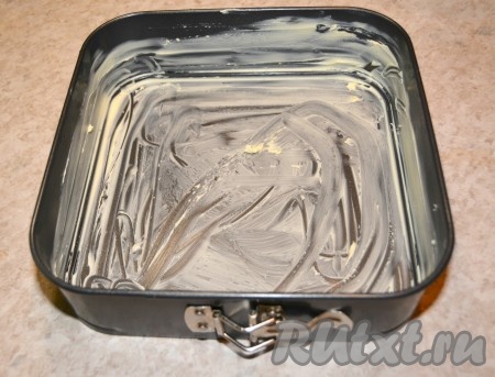 Форму для выпечки хорошо смазать сливочным маслом, чтобы готовый пирог можно было легко вытащить из формы.