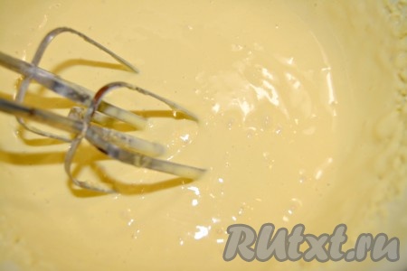 Перемешать тесто миксером в течение 1 минуты (или венчиком) до однородности. Затем постепенно добавляя оставшуюся муку и хорошо вмешивая её, добиться, чтобы тесто получилось гладким, светлым, в меру густым, напоминающим сметану средней жирности. Количество муки, которое нужно будет добавить, зависит от размера яиц, жирности сметаны, качества самой муки. Так что вам может потребоваться добавить чуть больше или чуть меньше, чем указано в ингредиентах.