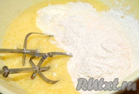 Затем добавить сметану, разрыхлитель, соль и половину муки.