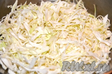 Белокочанную капусту промыть водой, убирая верхние листья. Нарезать капусту на тонкие полоски.