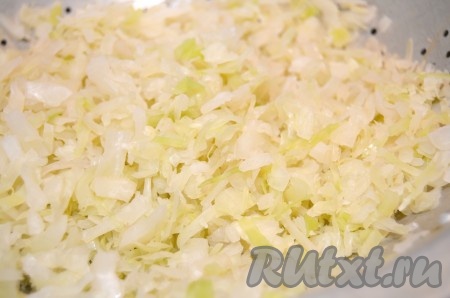 Если капуста совсем жёсткая (зимой), тогда после нарезания её можно опустить в кипящую воду и через 2-3 минуты вытащить, откинуть на дуршлаг и, когда остынет, отжать руками, чтобы ушла лишняя жидкость, затем посолить по вкусу.